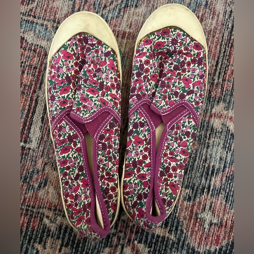 Adorable girls slip on floral sneakers